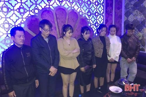 Bắt 7 đối tượng 'mở tiệc' ma túy trong quán karaoke ở Đức Thọ