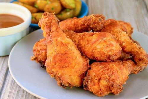 Làm thế nào để chiên gà bằng dầu ăn không bị sống?