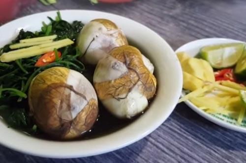 Trứng vịt lộn hầm ngải cứu: Món ngon chữa đau đầu hiệu quả