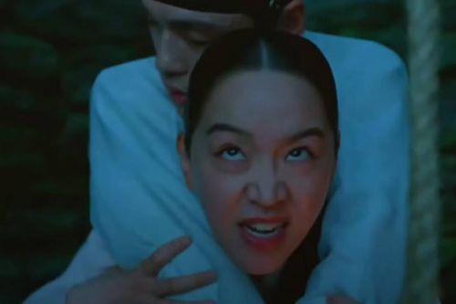 'Mr. Queen': Shin Hye Sun cõng chồng ra khỏi giếng, nữ nhân của hoàng thượng đương nhiên phải khác
