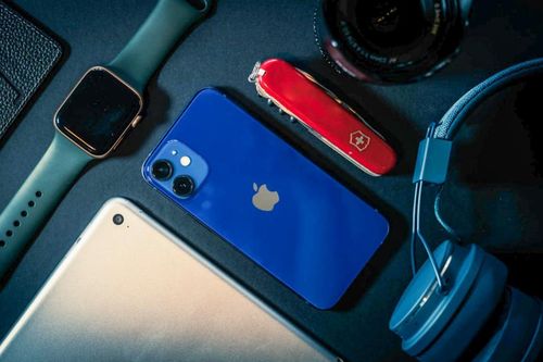 Loạt iPhone, đồng hồ Apple Watch giảm giá sâu dịp cận Tết