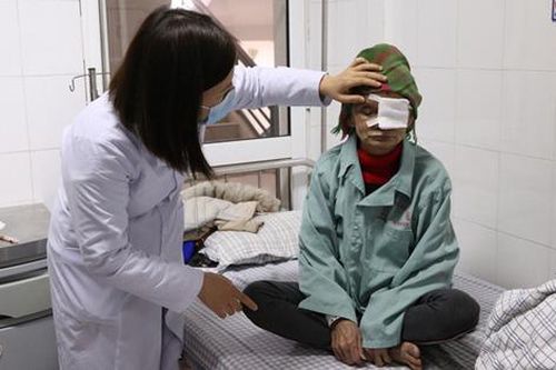 Bị hỏng cả 2 mắt do không điều trị đục thủy tinh thể kịp thời