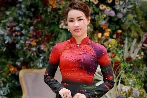 NTK Cẩm Minh tự làm mẫu áo dài do mình thiết kế