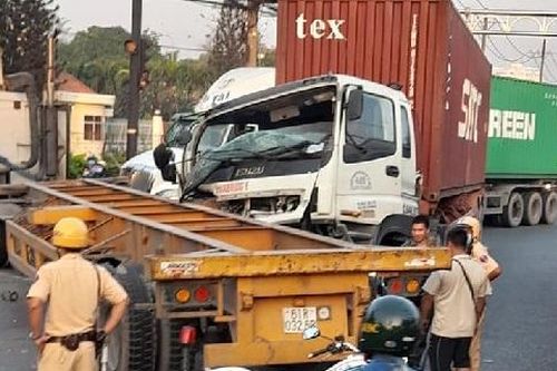 TPHCM: 2 xe container tông nhau, giao thông ùn tắc kéo dài