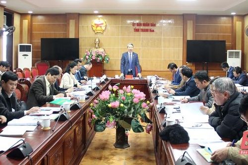 Phó Chủ tịch UBND tỉnh Lê Đức Giang nghe báo cáo Đề án trồng cây xanh và Đề án du lịch sinh thái trong rừng phòng hộ Lang Chánh