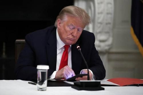 Tổng thống Trump thoát nguy cơ bị 'phế truất' vào phút chót