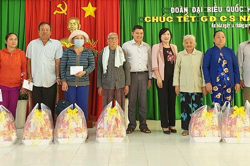 Đại biểu Quốc hội tặng quà gia đình chính sách ở Châu Thành và Châu Phú