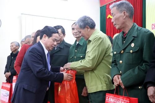 Thăm, tặng quà gia đình chính sách và học sinh có hoàn cảnh khó khăn tại tỉnh Điện Biên