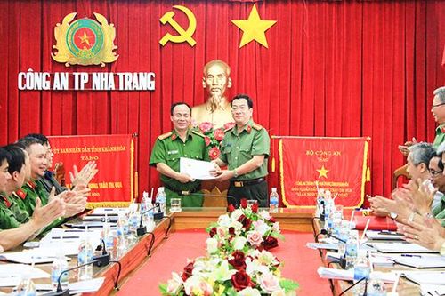 Thưởng nóng cho Công an Nha Trang phá thành công chuyên án 'Cướp tài sản' đặc biệt nghiêm trọng
