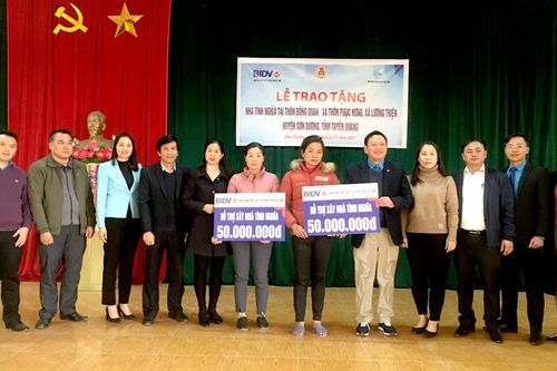 Công đoàn BIDV trao tiền hỗ trợ xây nhà tình nghĩa