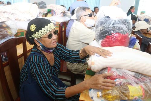 Ban Từ thiện thiền viện Vạn Hạnh trao quà Tết tại Đồng Nai