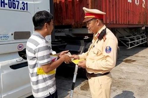 Tài xế xe đầu kéo 'đập đá' rồi chống chế là thuốc giảm đau