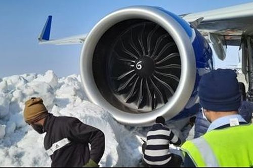 Máy bay Airbus A321neo mắc kẹt trong tuyết khi chuẩn bị cất cánh