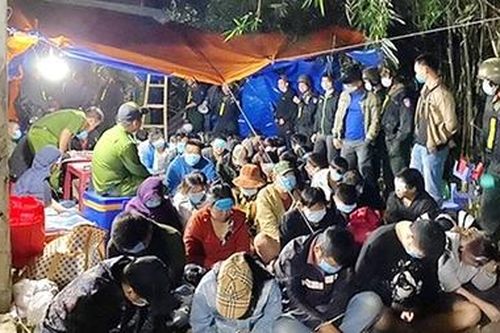 Khởi tố 32 bị can đánh bạc chiều mùng 1 Tết
