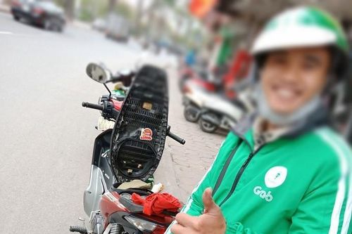 Lương không đủ sống, phải ngửa tay xin bố mẹ, thầy giáo bỏ nghề đi chạy xe ôm