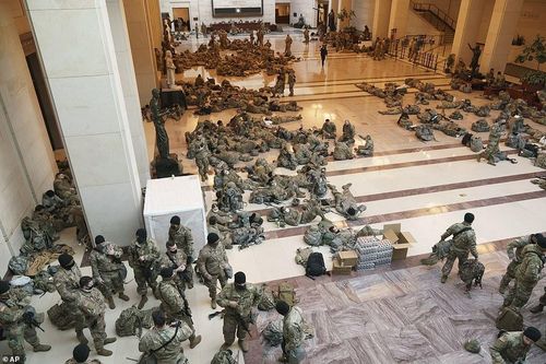 Cảnh tượng chưa từng có bên trong tòa nhà Quốc hội Mỹ kể từ Nội chiến