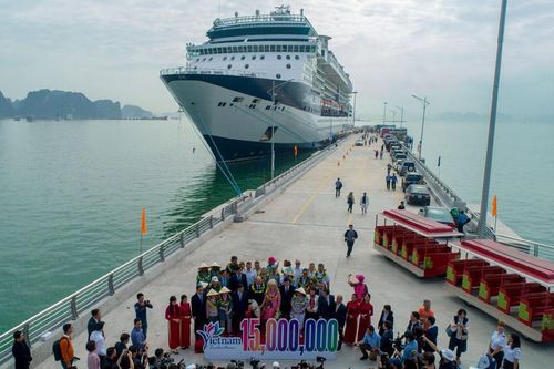 Lan tỏa niềm tin yêu, tự hào qua Triển lãm 'Đảng ta thật là vĩ đại'