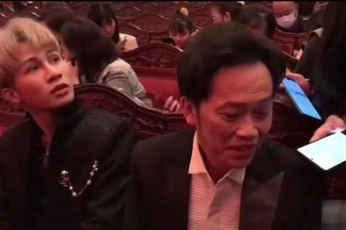 Jack tiếp tục khiến fandom Đom Đóm tự hào vì hành động lễ phép với tiền bối, lịch thiệp với fan