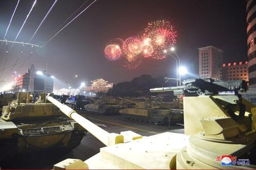 Triều Tiên lại duyệt binh, phô diễn những loại vũ khí 'mạnh nhất thế giới'