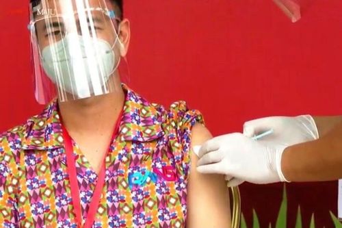 Sao Indonesia tiệc tùng ngay sau khi được tiêm vaccine