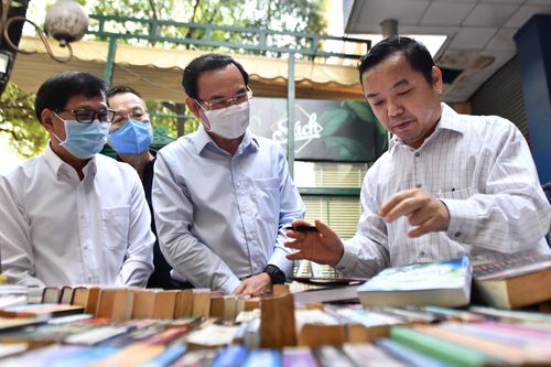 Bí thư Nguyễn Văn Nên thăm Đường sách TP.HCM