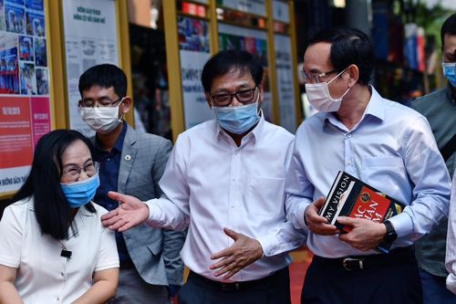 Bí thư Nguyễn Văn Nên ấn tượng với xe buýt sách