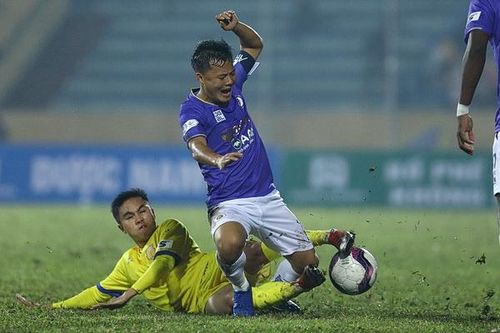 CLB Hà Nội tố đội Nam Định tưới nước ra sân để thắng trận