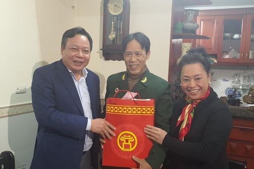 Phó Bí thư Thành ủy Nguyễn Văn Phong thăm, tặng quà Tết các gia đình chính sách quận Hai Bà Trưng