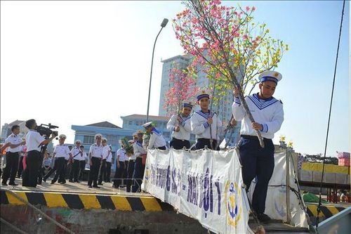 Đưa quà xuân của mọi miền quê hương ra Nhà giàn DK1
