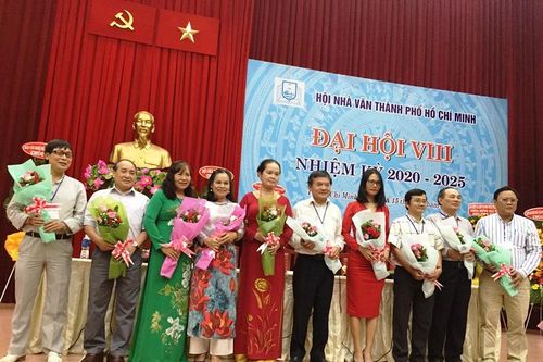 Nhà văn Bích Ngân giữ chức Chủ tịch Hội Nhà văn TP Hồ Chí Minh