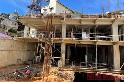 Di đời khẩn cấp nhiều hộ dân do thi công công trình khách sạn gây sụt lún