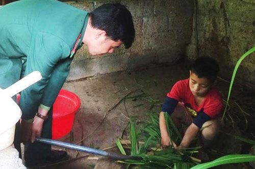 Những đứa trẻ nhà... biên phòng