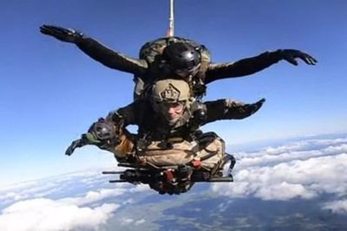 Biệt đội lính khuyển nhảy dù của quân đội Pháp
