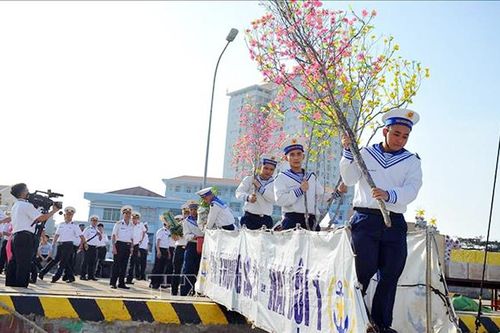 Đưa quà Xuân mọi miền quê hương ra Nhà giàn DK 1