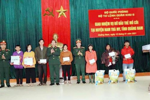 Bộ đội nhận đỡ đầu 7 trẻ mồ côi có cha mẹ tử nạn do sạt lở đất