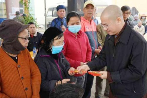 Tặng quà Tết cho người dân Thăng Bình
