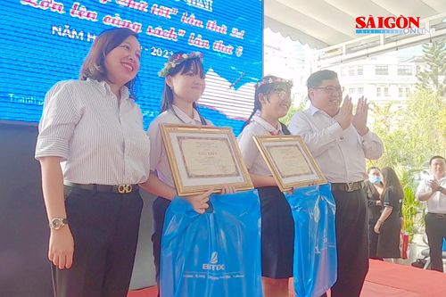 Trao giải 'Văn hay chữ tốt' và 'Lớn lên cùng sách'