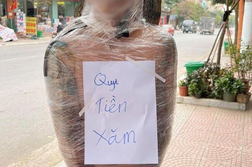 Thanh niên quỵt tiền xăm bị quấn băng kín người lên báo nước ngoài