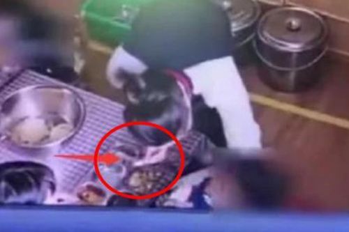 Dư luận Trung Quốc 'dậy sóng' trước clip cô giáo mầm non ép bé trai ăn tương ớt