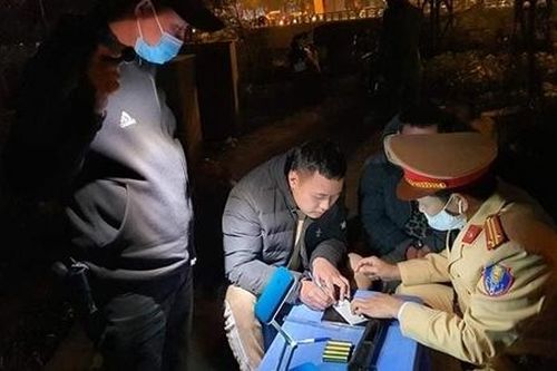 Phát hiện tài xế vi phạm nồng độ cồn mang theo súng quân dụng