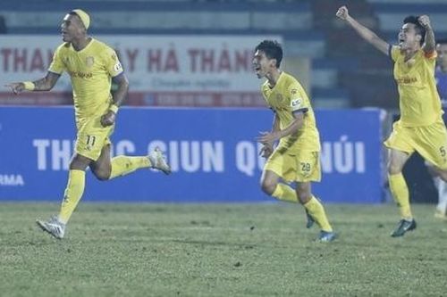 Hà Nội FC thảm bại trên sân Thiên Trường