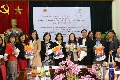 Người cao tuổi Việt Nam được cung cấp thiết bị bảo hộ cá nhân trong bối cảnh Covid-19