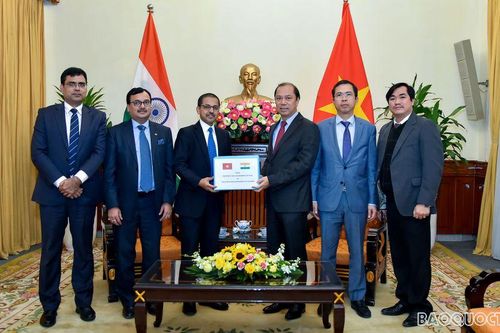 Ấn Độ trao hàng cứu trợ người dân miền Trung bị lũ lụt