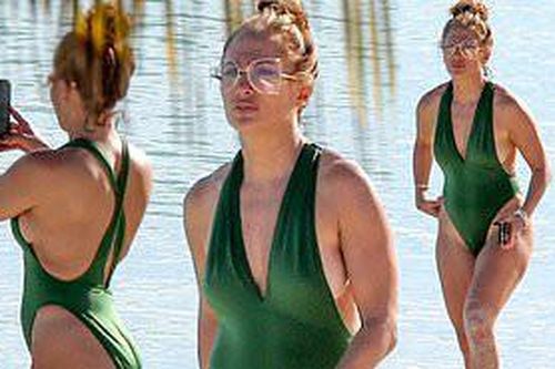 Jennifer Lopez phô diễn đường cong nóng bỏng trứ danh
