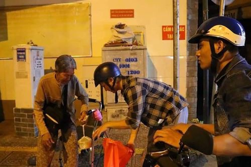 Ấm áp tình người trong đêm lạnh ở TP HCM