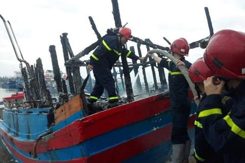 Tàu cá ở Quảng Ngãi bị thiêu rụi trong đêm, thiệt hại gần 4 tỷ đồng