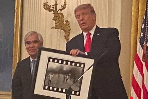 Nick Út bị tấn công, máy ảnh bị đập nát sau khi được ông Trump trao huân chương
