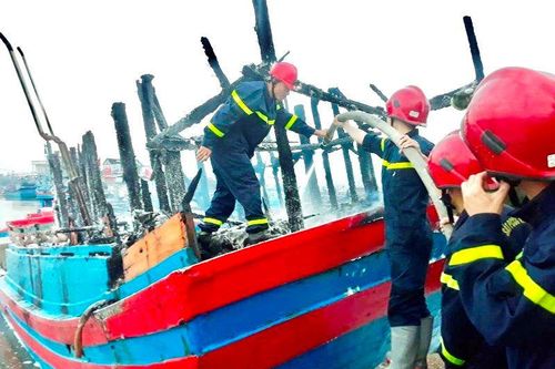 Cháy tàu cá trong đêm, thiệt hại nhiều tỷ đồng