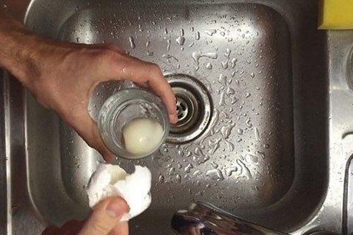 Mẹo lột vỏ trứng 2 giây thần sầu bằng cốc