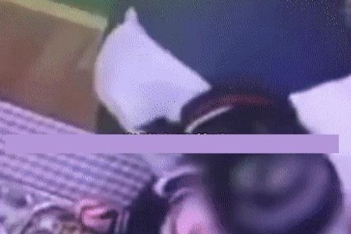 Clip: Cô giáo mầm non ép bé trai ăn tương ớt gây phẫn nộ